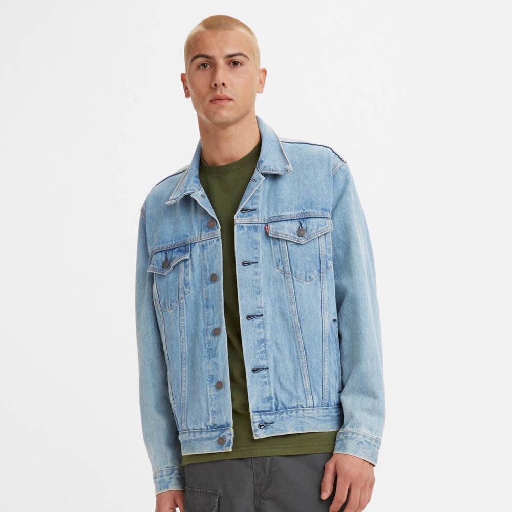 Levi's Denim truckers Jacket.  Light denim wash.  Size large